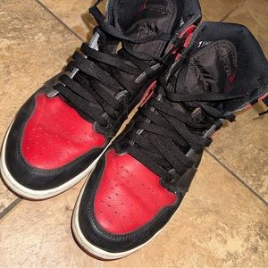 Very used pair of 2016 Retro Jordan 1 high Bred